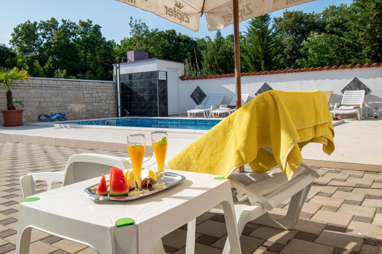 Apartments With Pool In Pula,Croatia Kültér fotó